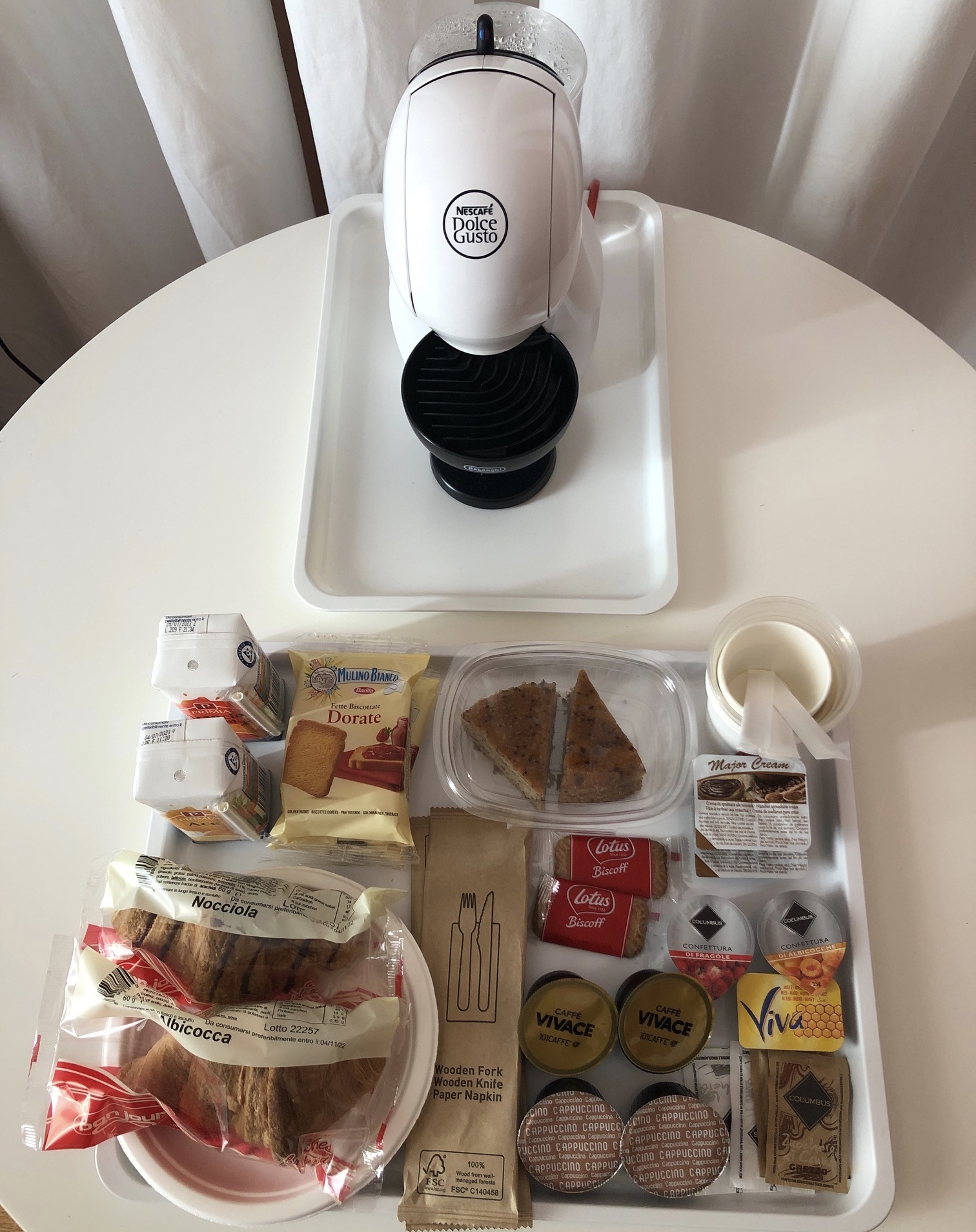 Macchina caff&egrave; e vassoio colazione